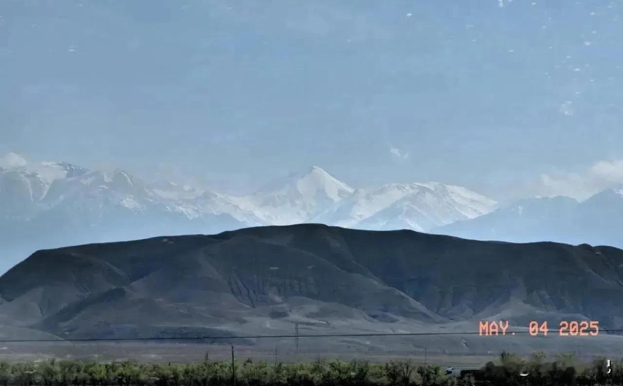 京新高速G7上，向南远眺东天山最高峰，博格达峰，海拔5445米。可惜手机拍的不太