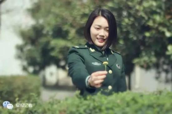 她22岁拿到本科文凭，却被一个"迟到"8年的姑娘比下去了。

一个女兵，先放弃本