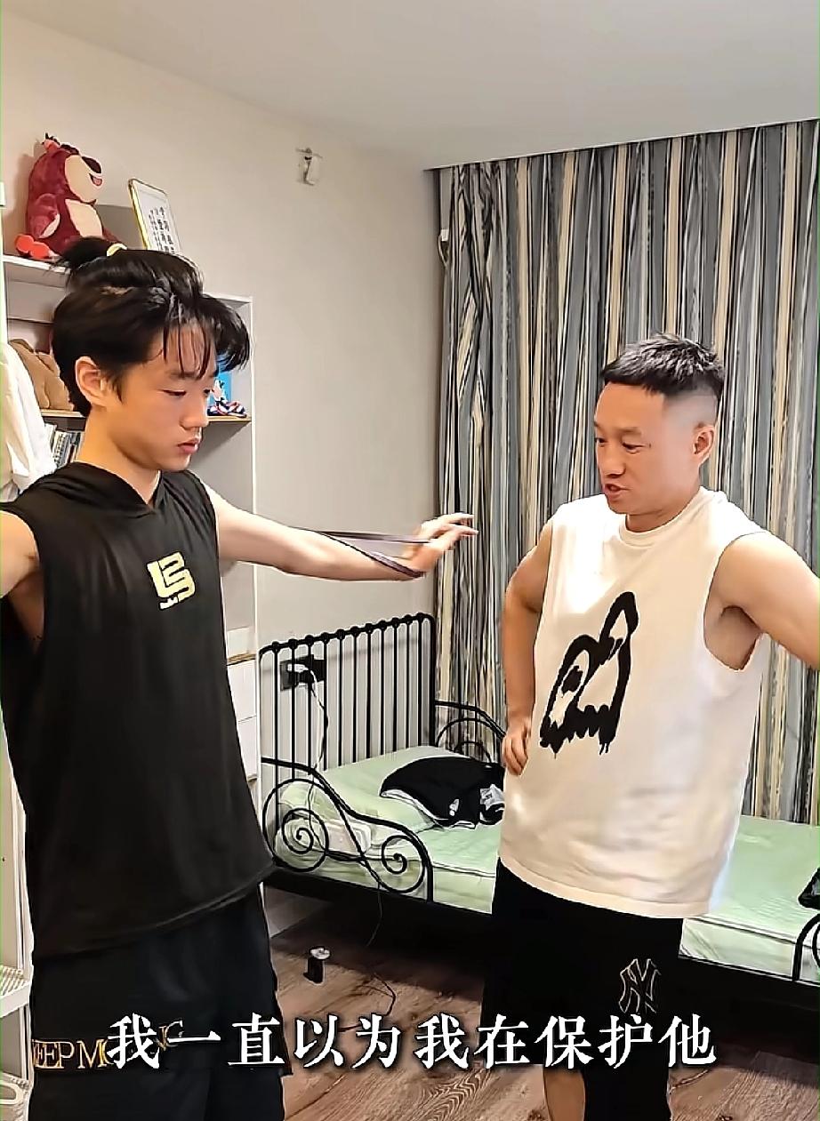 杨威自曝和儿子杨阳洋现在沟通很受挫，父子俩已经有些互相不对付了。

杨威只要开口