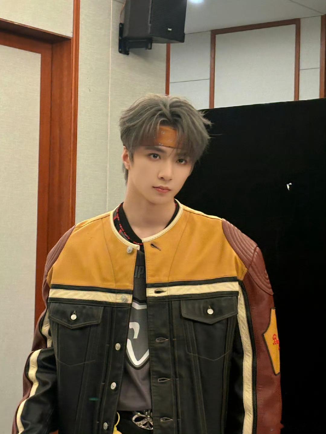 刘耀文发带灰发刘耀文发了闪烁live刘耀文发了闪烁live，发带灰发好看，好耶 