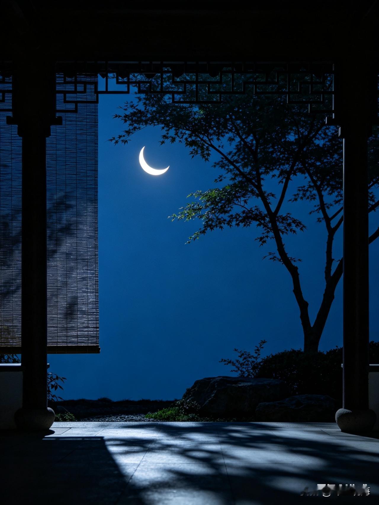 七绝：一帘幽梦
一帘清影伴灯孤，
帘外风轻月半弧。
幽意未随长夜尽，
梦回犹自忆