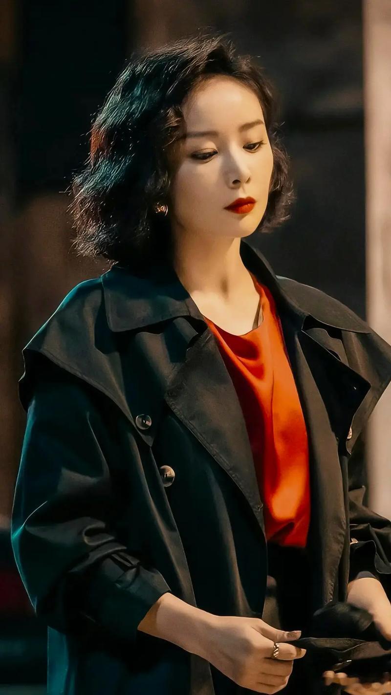 出圈后稳步拓展影视赛道，参演院线电影《第二十条》塑造公职女性吕玲玲，打破荧幕大嫂