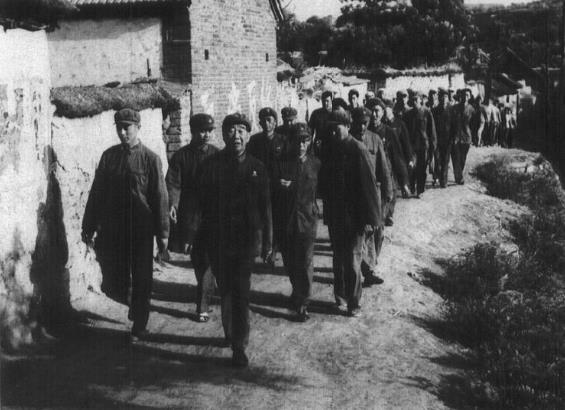 1972年5月，杨国夫（前）在山东省淄博视察民兵工作。