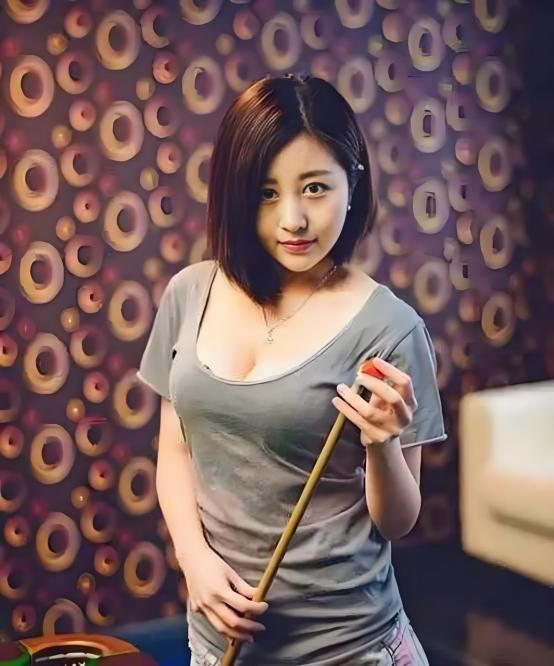 中国最美台球裁判，因穿着暴露惹争议，辞呈:我胸太大，这装不下。
 
“我胸太大，