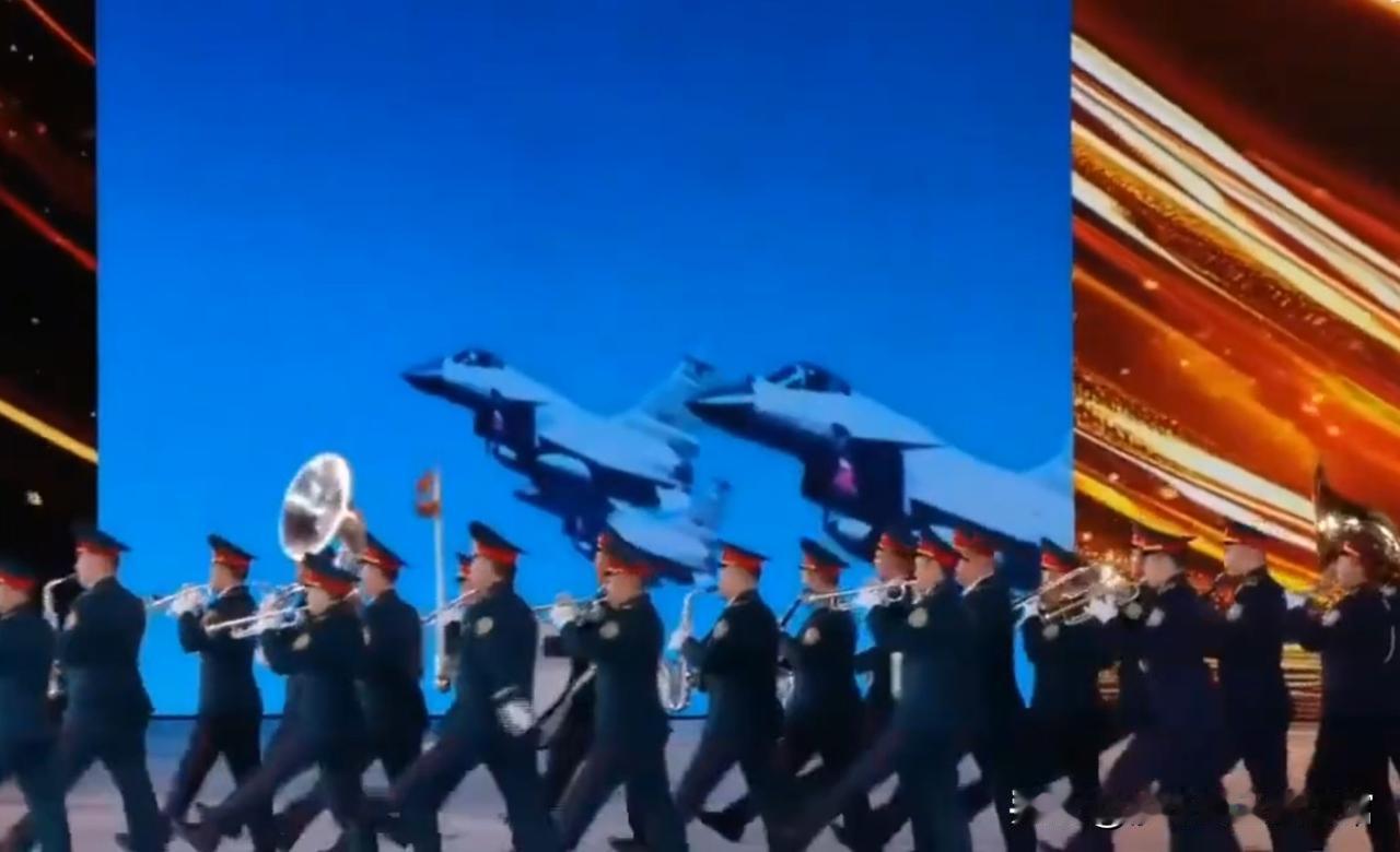 乌兹别克装备了歼-10CE。从最近乌兹别克网友拍摄的乌兹别克军乐队表演现场的视频