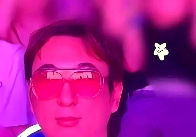 这个地球上让我最看不懂的人，就是王思聪了！

快40岁的他现身新加坡看女团跳舞，