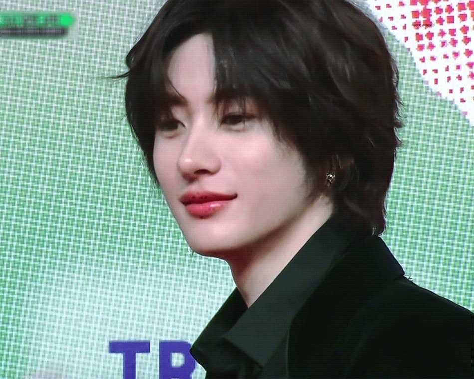 riize圣诞王子 六制一六萌一李灿荣好帅[太阳]今年的年末红毯都让人眼前一亮，