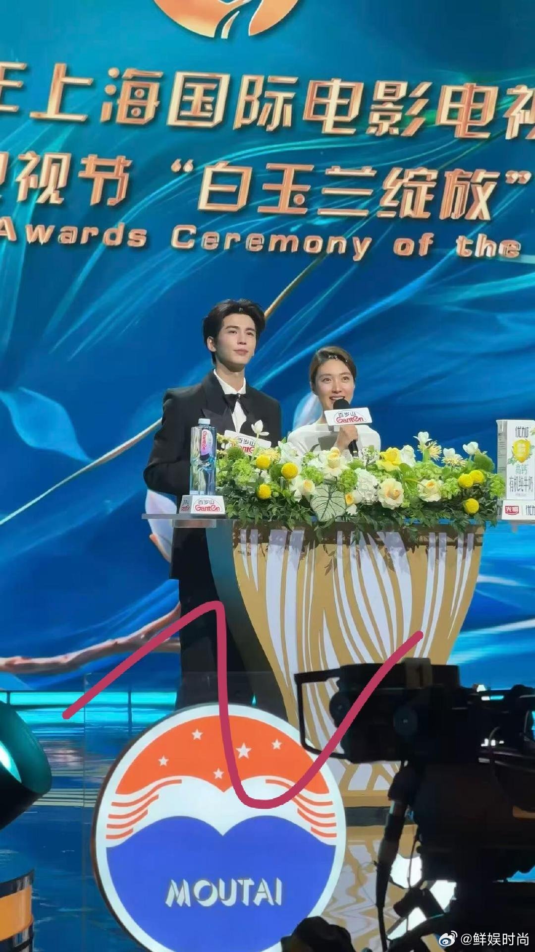 张凌赫白玉兰晚会彩排张凌赫白玉兰彩排图张凌赫蛇戒 谁被彩排的张凌赫惊艳到！西装+