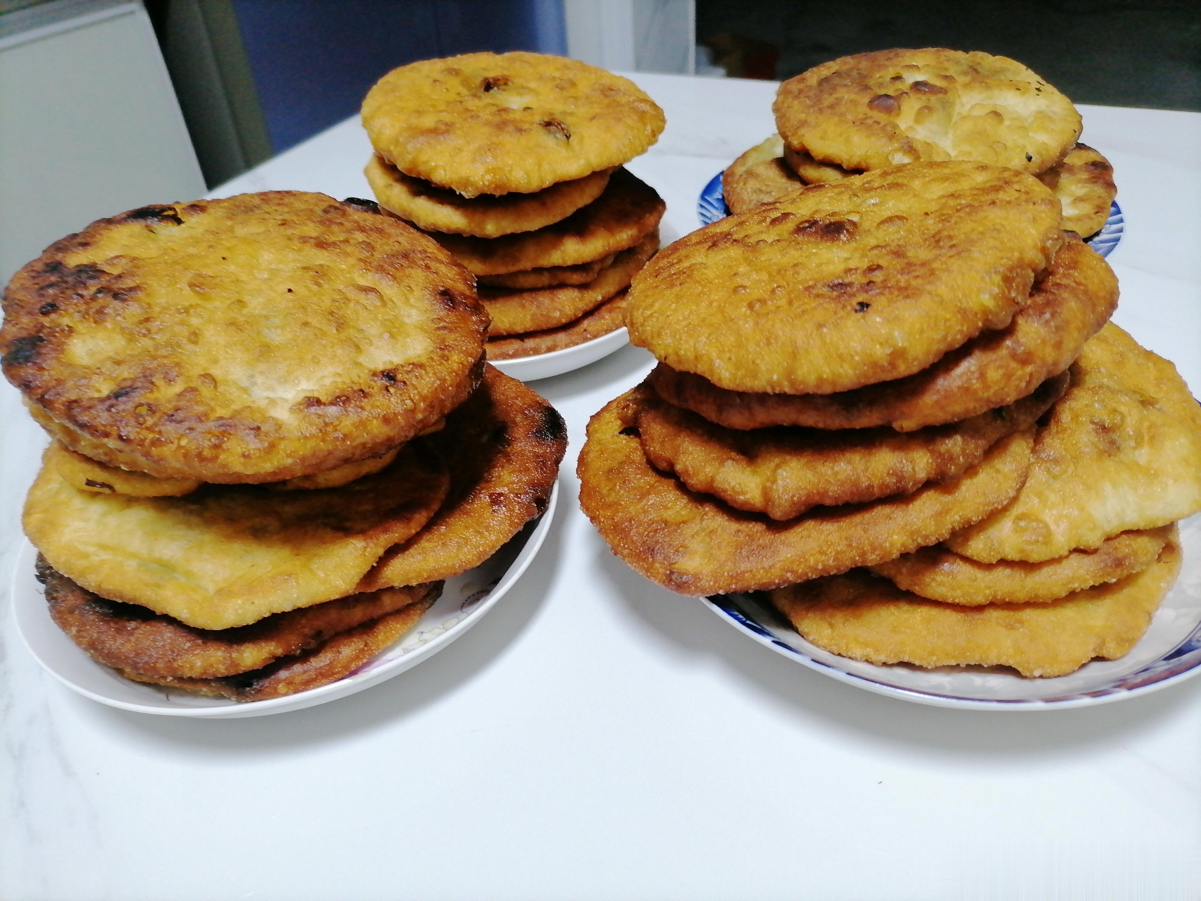 一晃我快半年没摸面粉了吧，今天，做了32个酸菜肉沫饼子，依旧很丑的~我本想模仿人