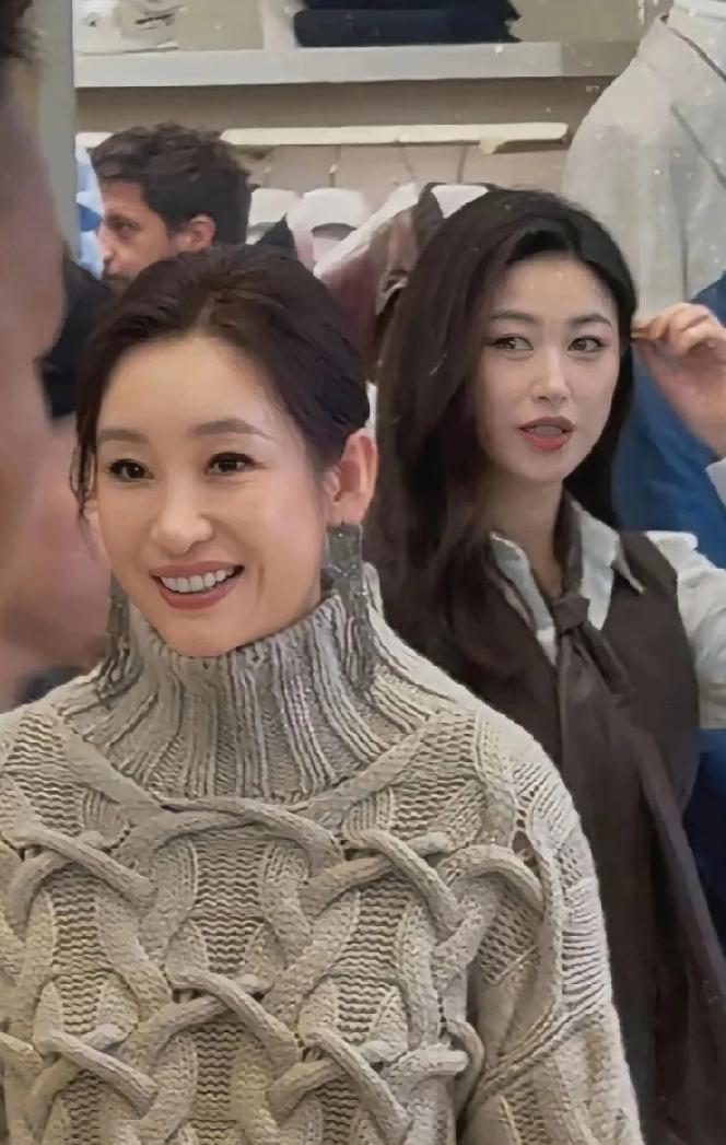 秦海璐一件灰色高领毛衣，竟让整个时尚圈破防了。
别被明星同款的标签骗了，这根本不