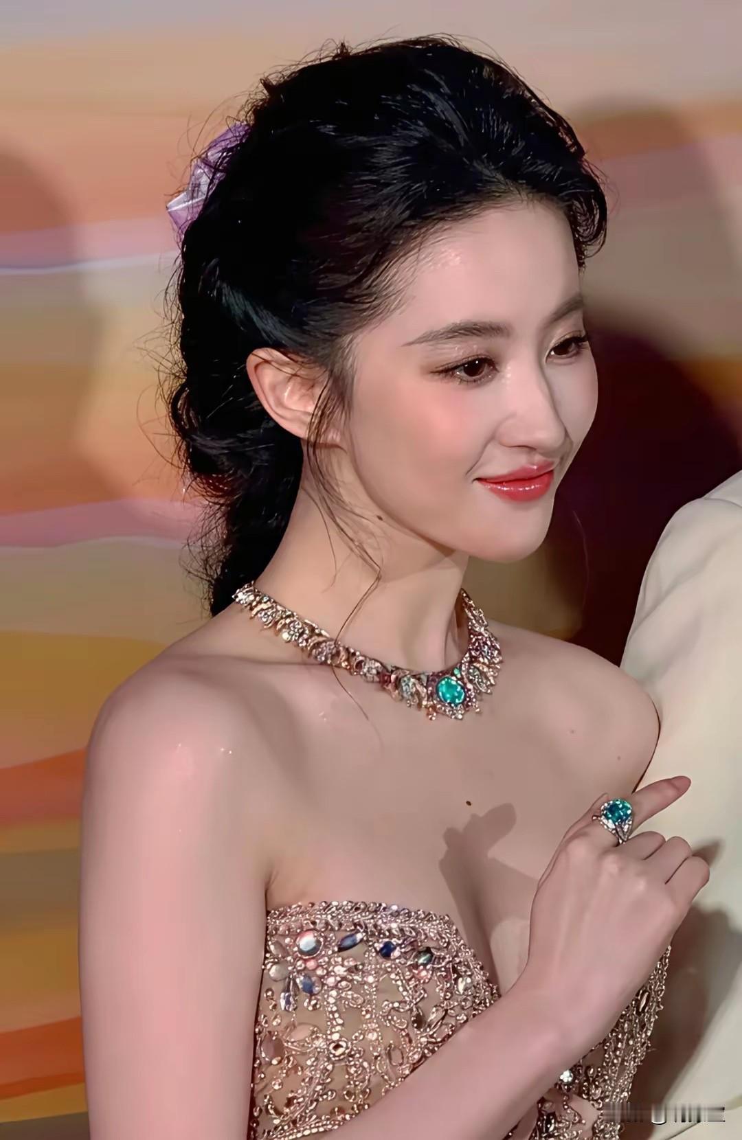 第一次在刘亦菲身上看见珠宝
这次没有被脸抢走目光
之前说她掩盖了珠宝的存在
我觉