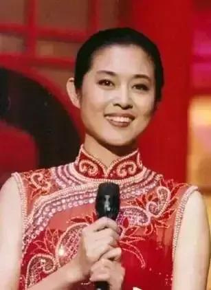 倪萍是主持界的元老级人物了，她主持节目的风格自然朴实轻松，善于以情动人，节目中她