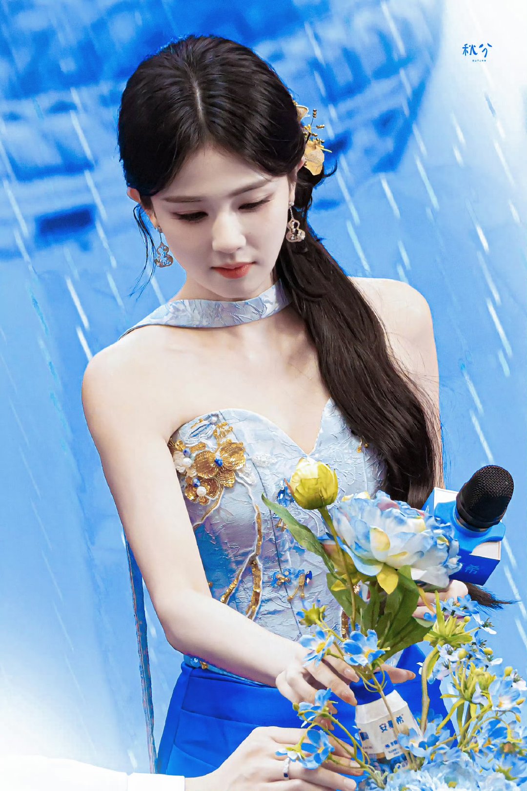 白鹿新中式造型出图 白鹿新造型太美了白鹿这套缎面抹胸蓝裙质感好绝，自带柔光的缎面