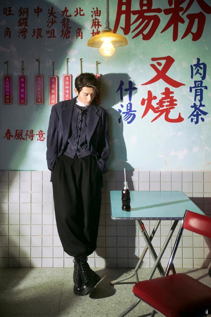 邓为魔子风造型  家人们，邓为微博追剧团的魔子风造型，灵泉暗涌与酷意随性结合得恰