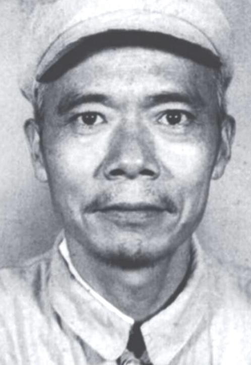 1937年，一位潜伏的中共地下党员正与街坊邻居搓着麻将，谈笑间，对方忽然沉默下来