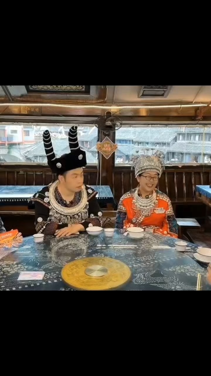 杜海涛也来凤凰古城抢鸭子大赛了湘西女婿杜海涛来凤凰古城了刷到杜海涛去凤凰古城抢鸭
