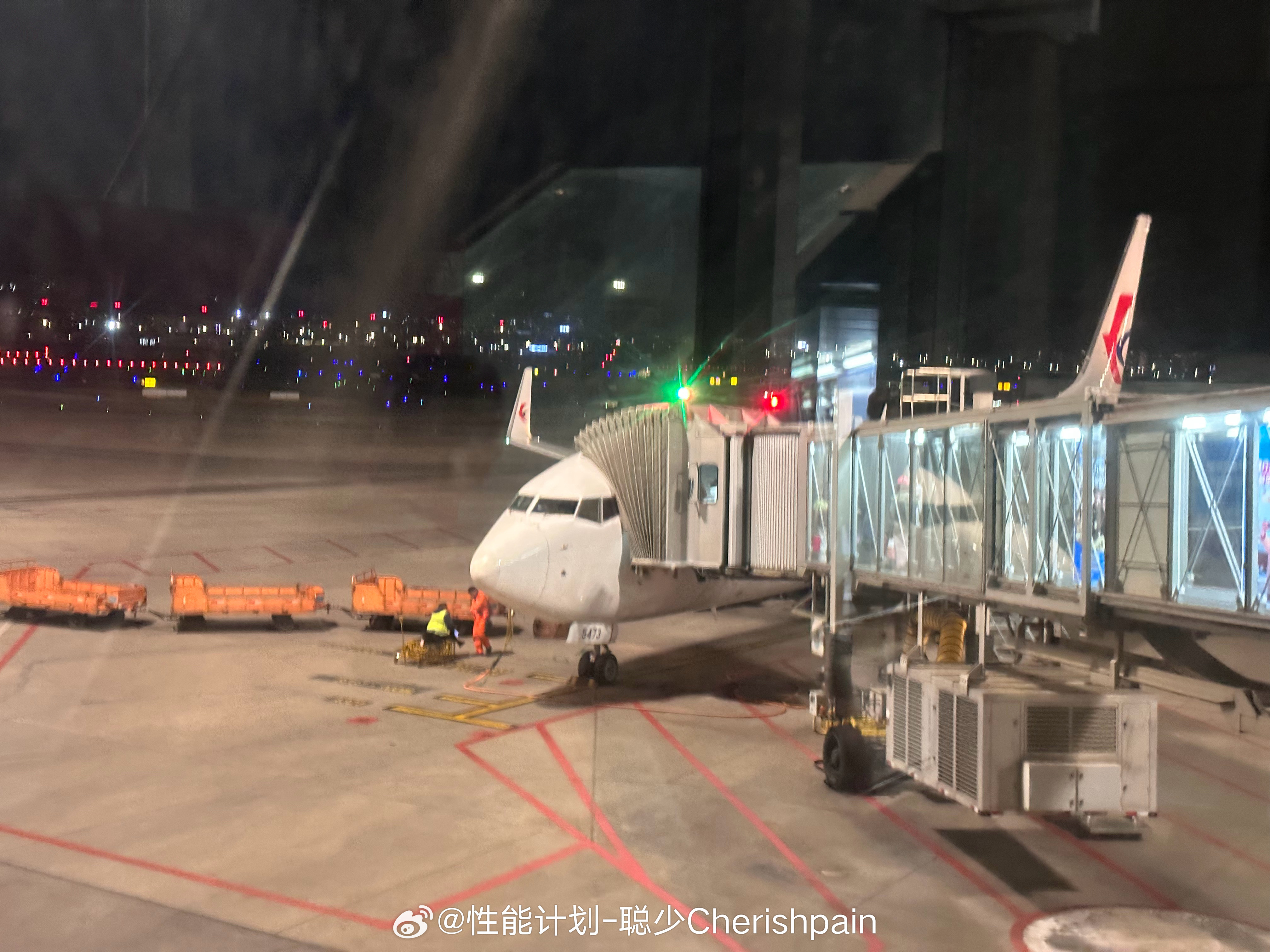 晚班机，明天一早就开工，现在感觉一点不困是怎么回事