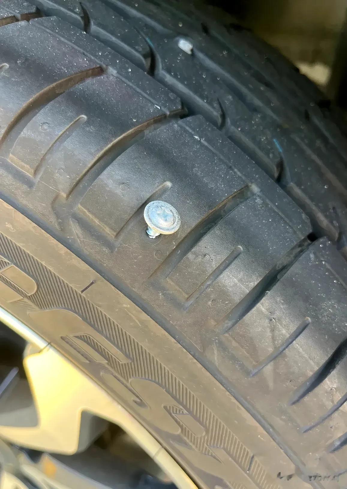 真是这运气背的时候喝水都塞牙，你扎中间一点不行吗？扎在这位置上也只能换胎了吧[发