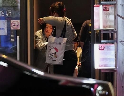 小S复工后深夜突然痛哭，回应想念姐姐大S却遭吐槽！
 
姐姐的突然离世对于S全家