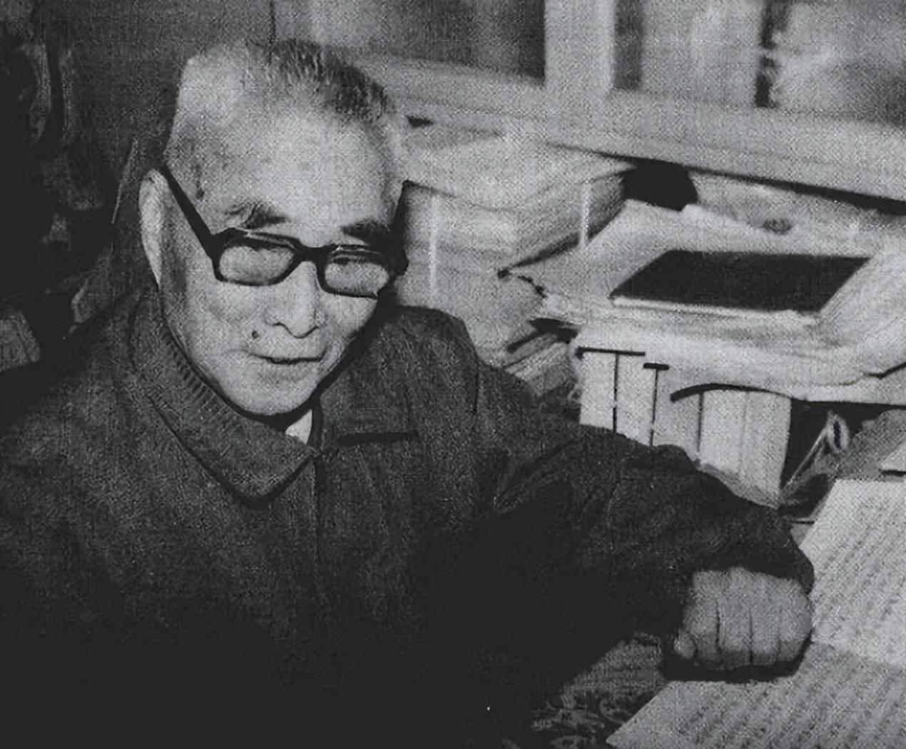 1975年，在病榻上的蒋介石得知昔日爱将黄维被特赦的消息时，喜极而泣，极力地想要