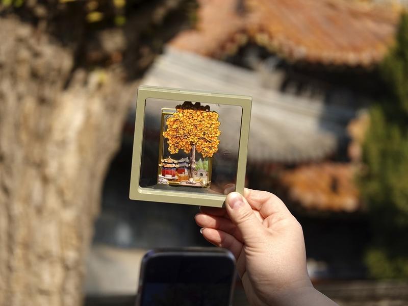 标题：疯了？男子花7万狂买2000个冰箱贴，在家自建文创博物馆，看完没人敢笑他