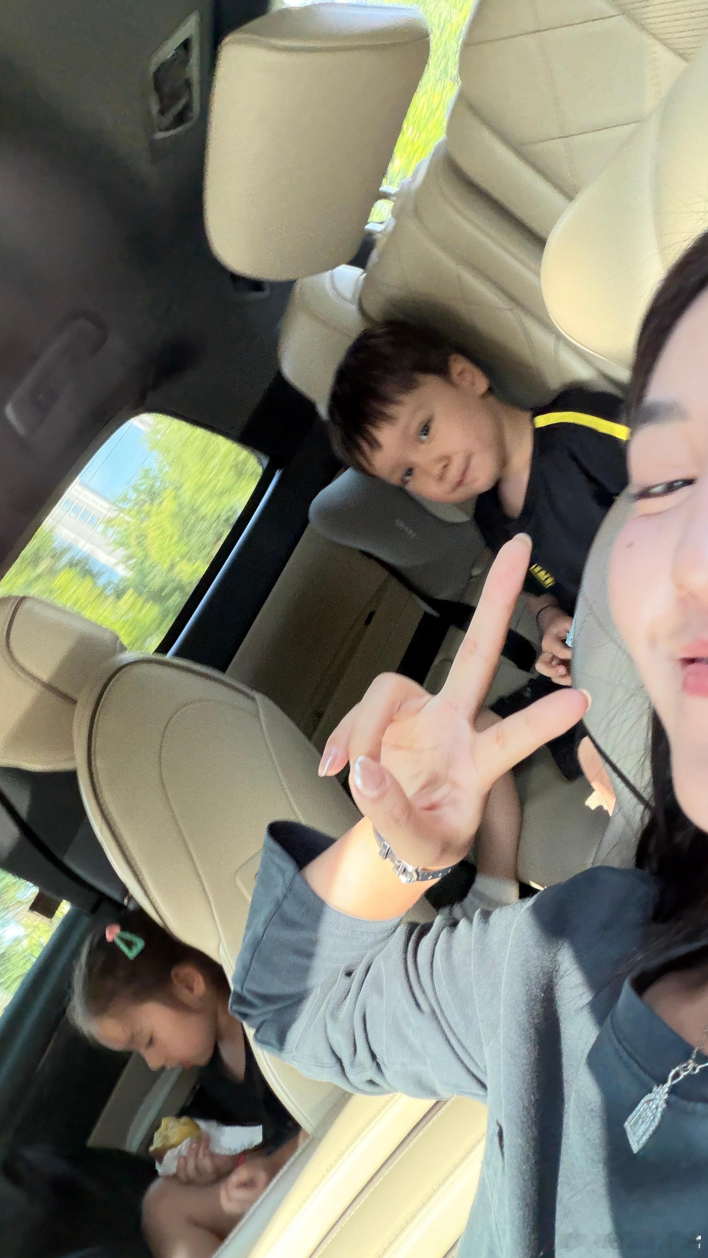h刚才突然说说妈妈我在后面看你好瘦啊哈哈哈哈哈又给我一个正向反馈 ​​​