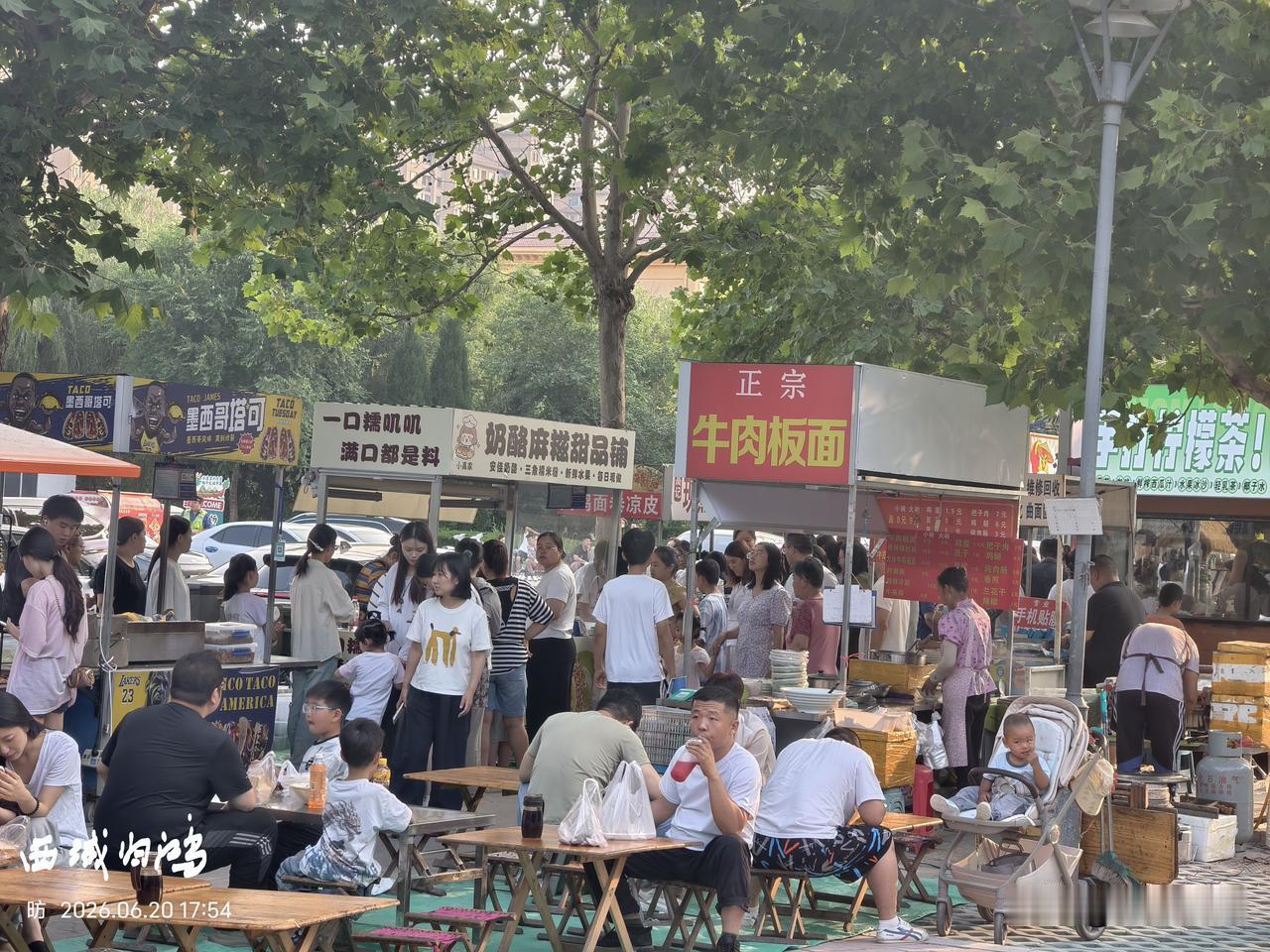 东营城市风景:鸿港夜市的人间烟火。