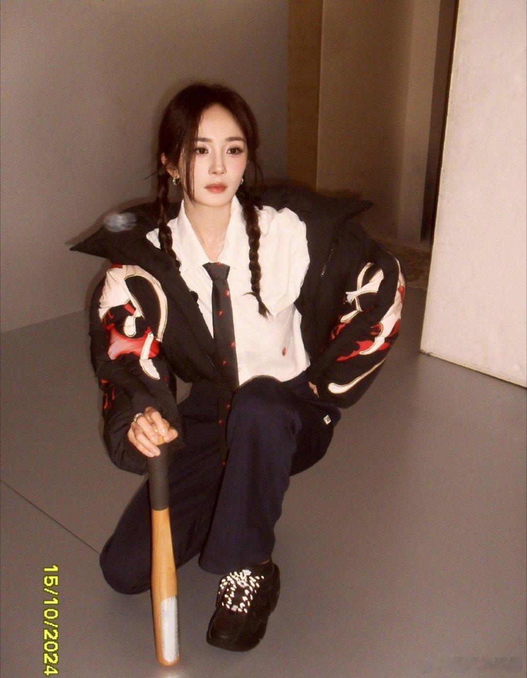 杨幂棒球感穿搭还是那时尚感在线呢[彩虹屁][彩虹屁][彩虹屁] ​​​