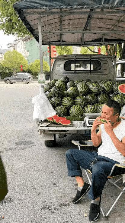 一块瓜也没有少，偷瓜贼真傻啊，竟然没偷瓜，怪有意思的。
偷瓜