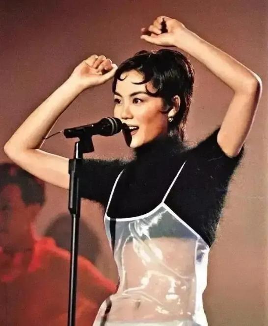 1993年，王菲穿着透视装出席典礼，三角内裤有点明显，古巨基提醒她太暴露了，没想