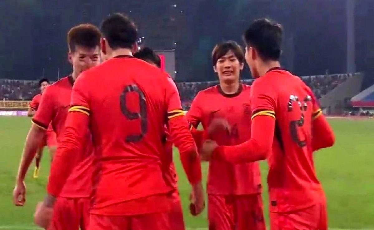 比赛中的那个争议越位进球让人忍不住想问：技术真的能救场吗？

裁判没举旗，最终还