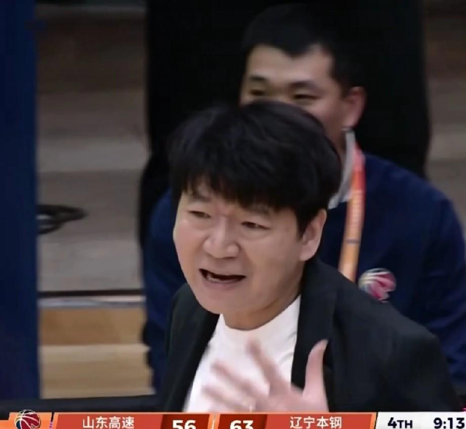 郭艾伦正解说着辽篮，扭头一看惊了：新东家广州队，竟把老冤家广东宏远一度领先到21