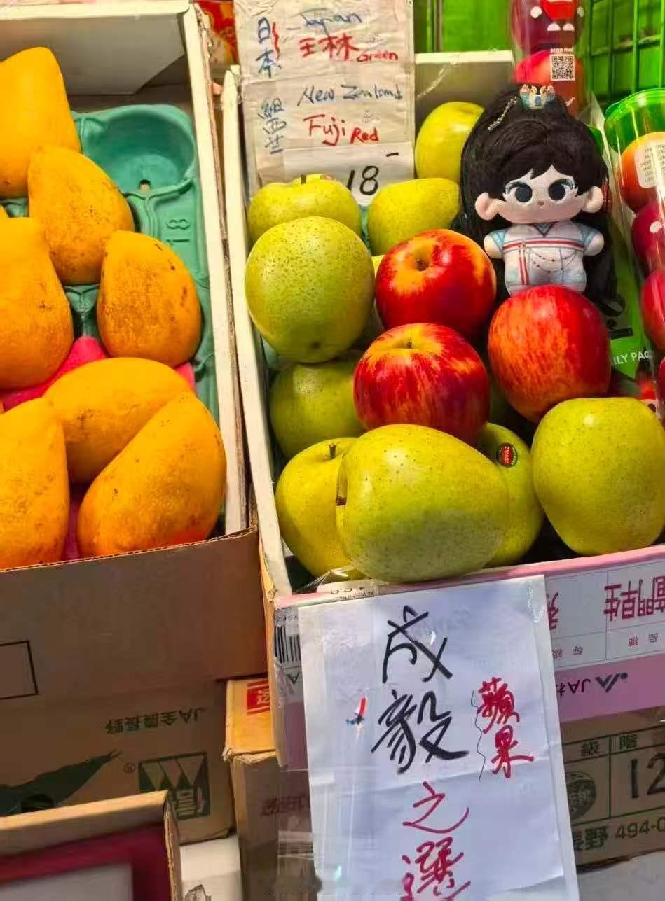 成毅摸了一下苹果水果摊就被搬空了成毅摸过的苹果已经成了摊主的吉祥物了，正如香港媒