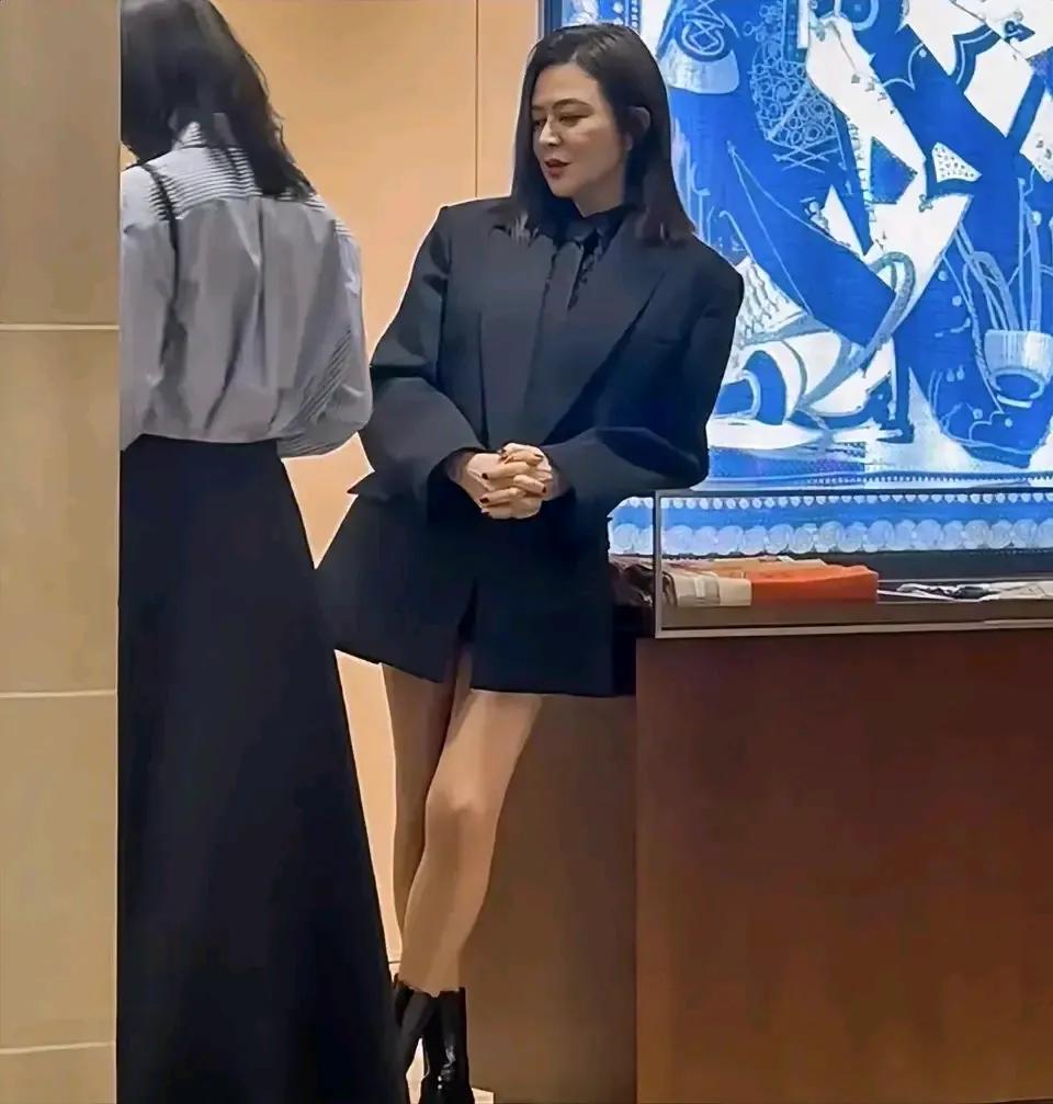 关之琳1962年出生的她如今已经61岁了，一身黑色西服的打扮颇有女总裁的高级与霸