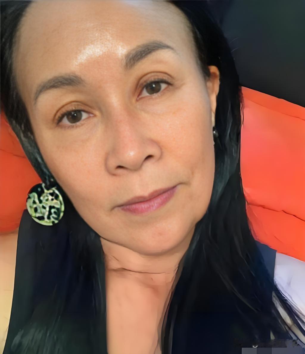 这是那英吗？她以前的脸没这么长，也没这么老啊！那英北京演唱会