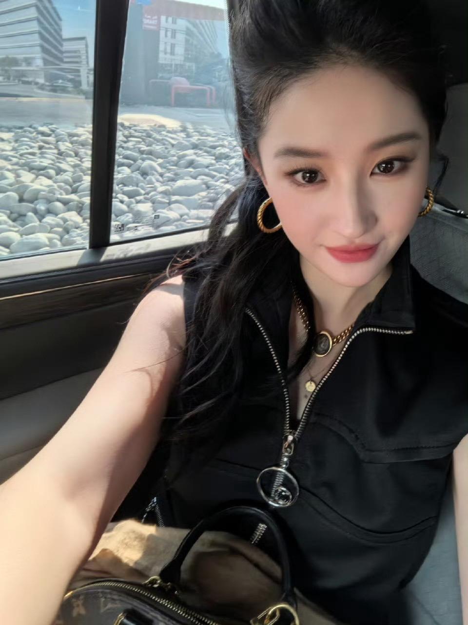 🕶️🖤刘亦菲阿布扎比F1观赛自拍来啦。