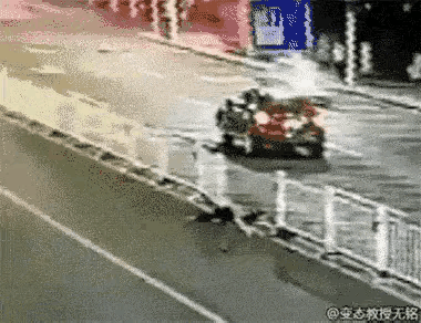 过马路虽然走的是人行道，但是安全第一的意识要有，一慢二看三通过，宁停三分不抢一秒