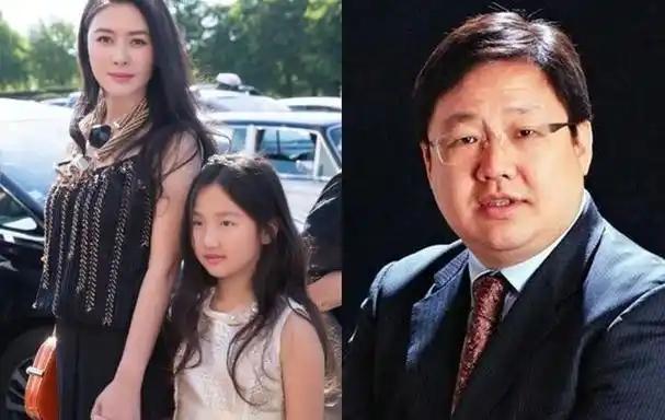 130亿遗产，她一句话都没争。第二天，她牵着9岁女儿走出那栋豪宅，头也不回。田海