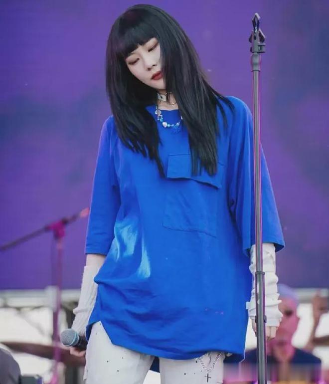 窦唯的二女儿窦佳嫄继承了她父亲的音乐天赋。21岁成为乐队主唱，长得还有点像王菲。