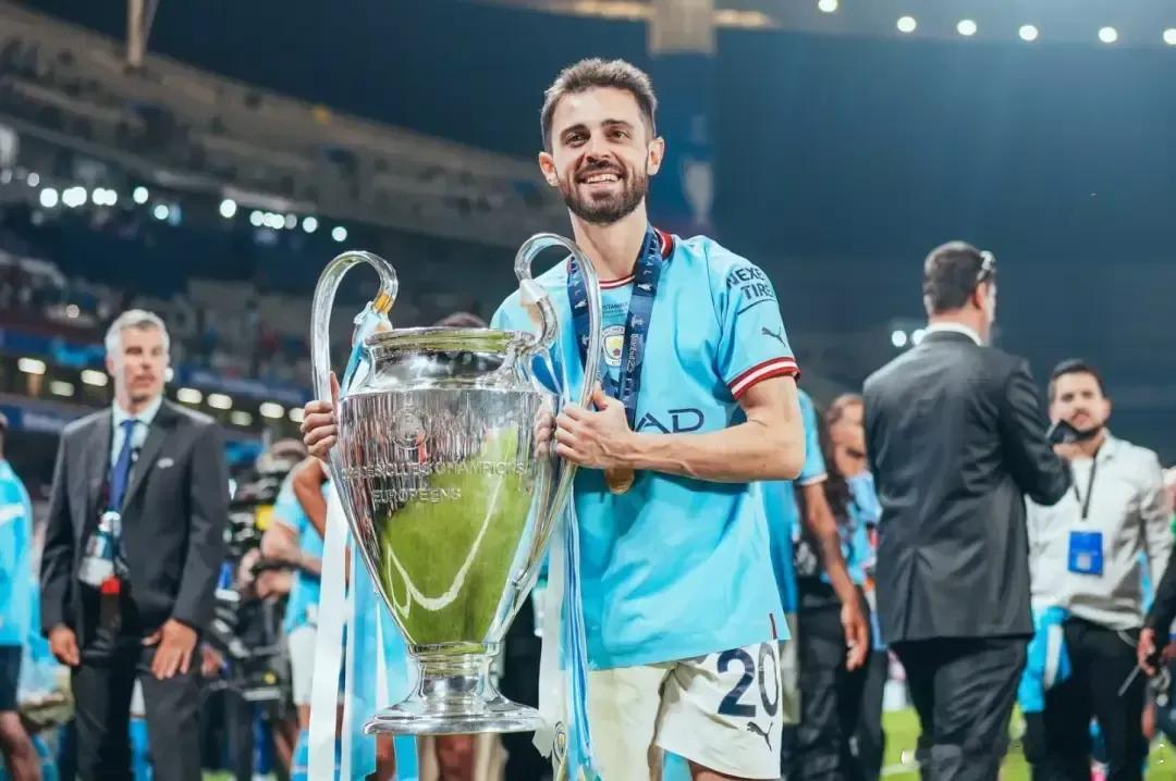 蓝月九年，中场传奇！贝尔纳多·席尔瓦正式告别曼城，赛季末结束九年征程。2017年