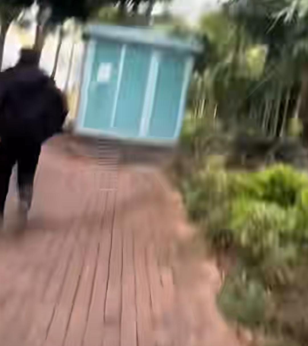 太勇敢了！1月26日，广西南宁一女子被暴露狂盯上，暴露狂欲猥亵女子，女子掏出手机