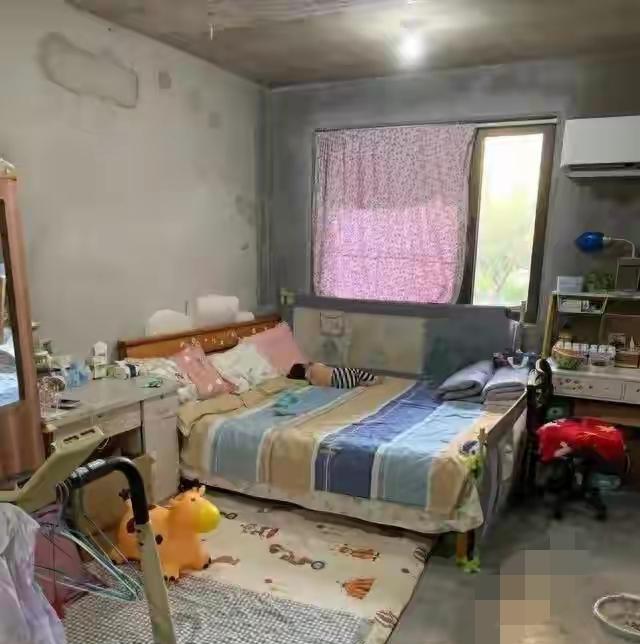 谁说在上海安家就得掏空钱包？
这一家三口反其道而行，
拎包住进毛坯房，
1万块就