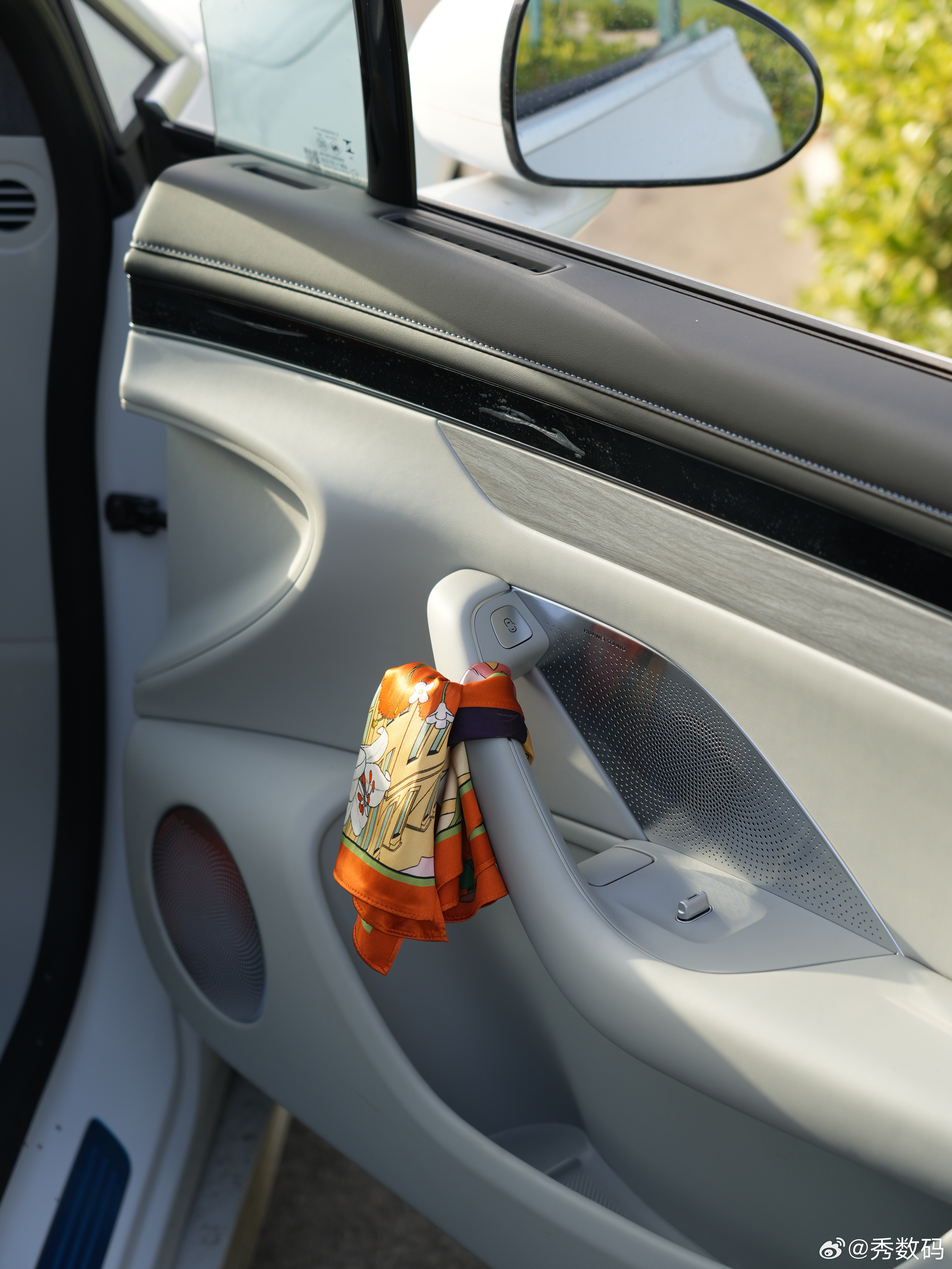 智界汽车也太懂时尚了吧！收到这份 “橙意” 满满的礼盒，真的有被惊喜到～这是爱马