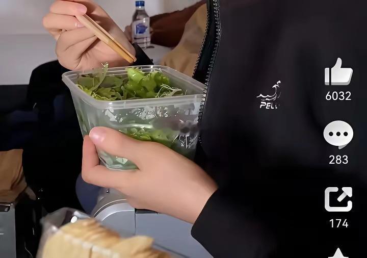 李冰冰吃的东西震惊我了她吃的是水泡菜。都50多了，而且又不拍戏，有必要吗？ ​​