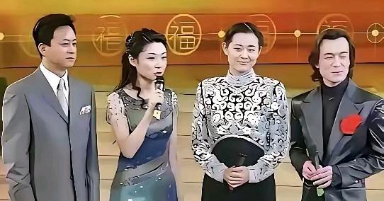 留着一头卷毛长发、长脸的，是曾主持《非常6+1》的李咏。右二是倪萍，她以幽默接地