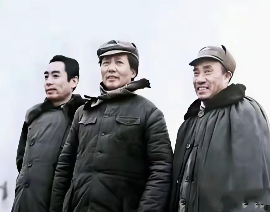 三足擎天颂
 
三人并肩，鼎足而立，撑起华夏万里苍天。
朱公挑粮，扁担弯井冈残月