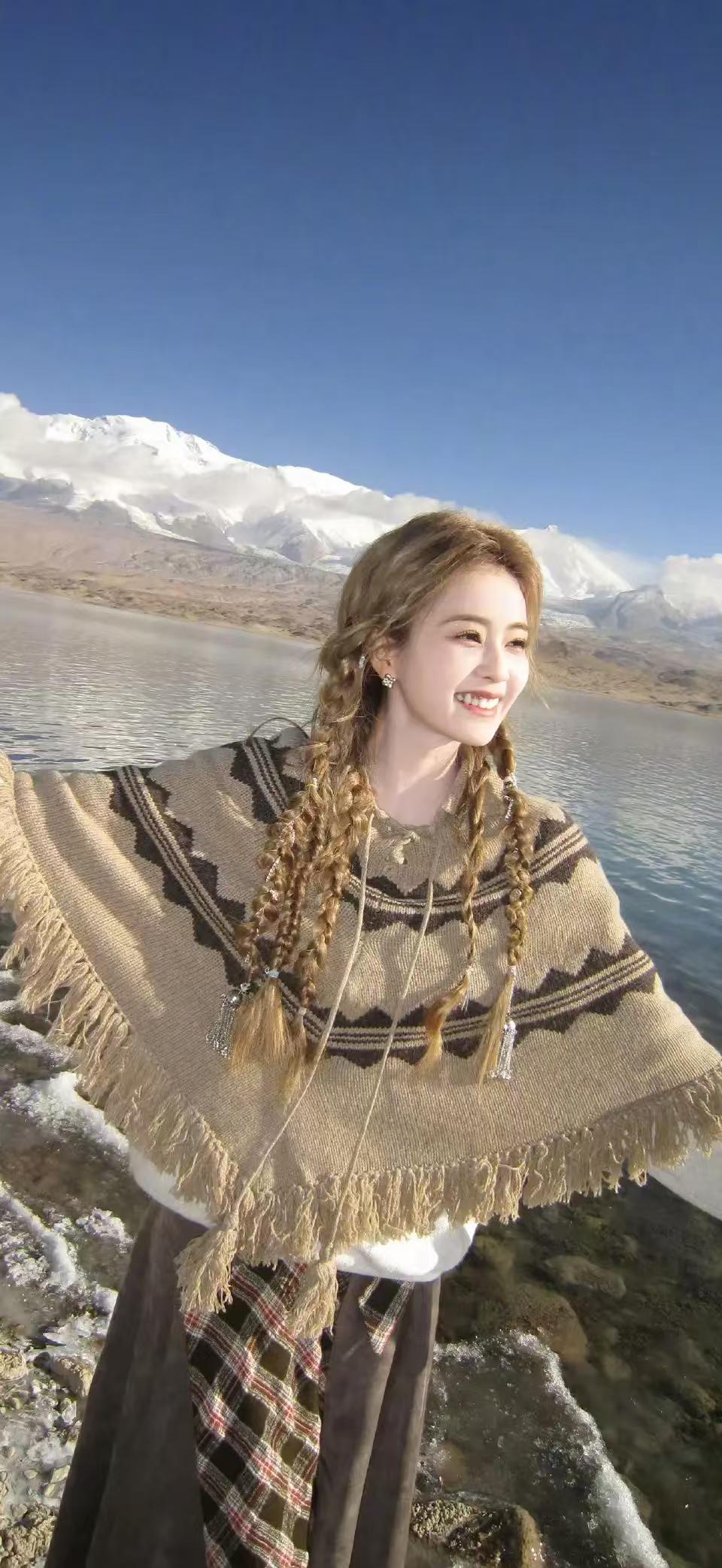 白鹿这么多的写真，我看这张挺好，
知道为啥不，因为看到牙不齐，小龅牙太可爱。