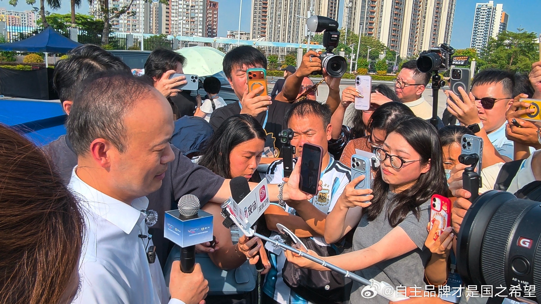 终于挤到前排了，最近汽车安全再次成为社会热点，频频上热搜，我抓紧问了慧总一个非常