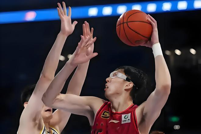 广东队，CBA王者之师，均衡无敌，夺冠头号热门。广东队稳坐战力榜榜首，这绝非我吹