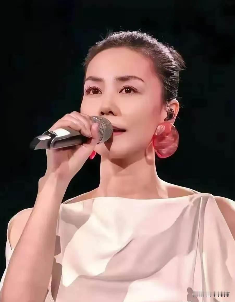 王菲估计不会再分手了。原因很简单，不是谢霆锋有多爱她，根本上来说，谢霆锋离不开王